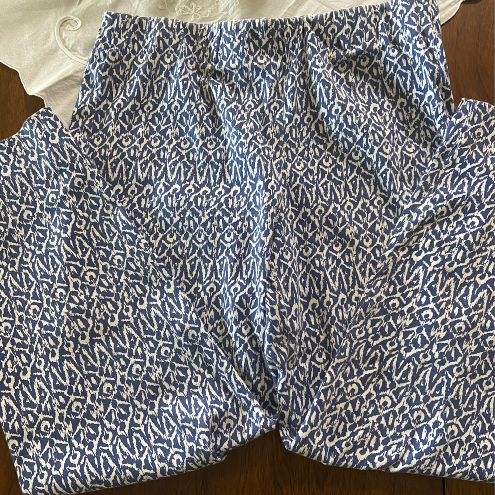 Very comfy Capri pants. The waist is very forgiving as it has elastic band.